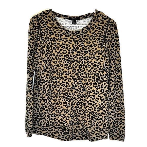 Forever 21 Tops - 2/$15 Forever 21 - Leopard Print Sweatshirt w Zipper Shoulder Accents Size Small